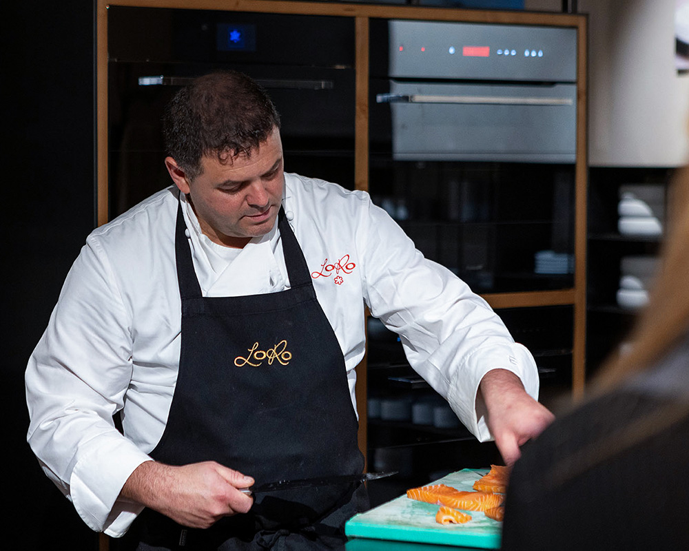 Lo chef Pierantonio Rocchetti prepara il salmone.